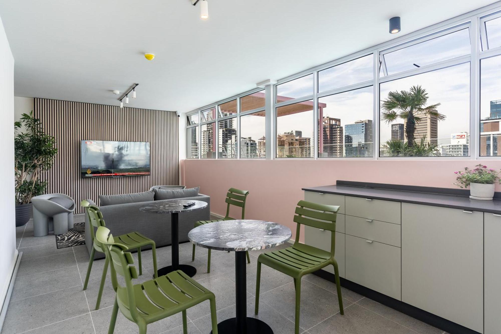 The Rose 605: Centre With Views *