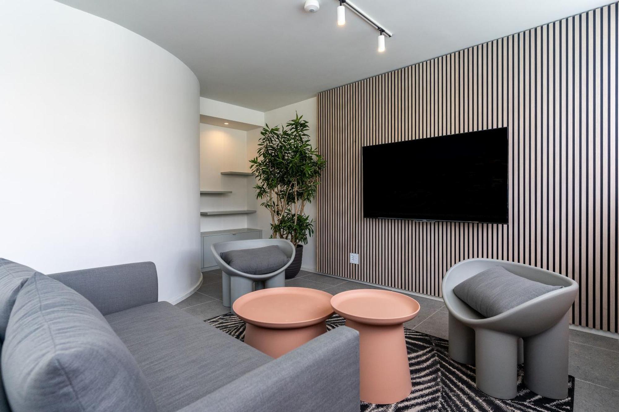 The Rose 605: Centre With Views