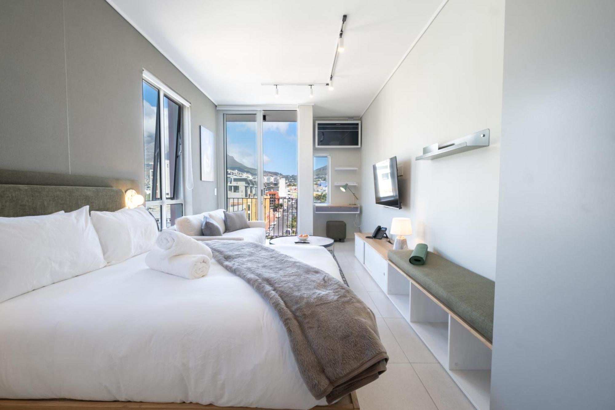 The Rose 605: Centre With Views