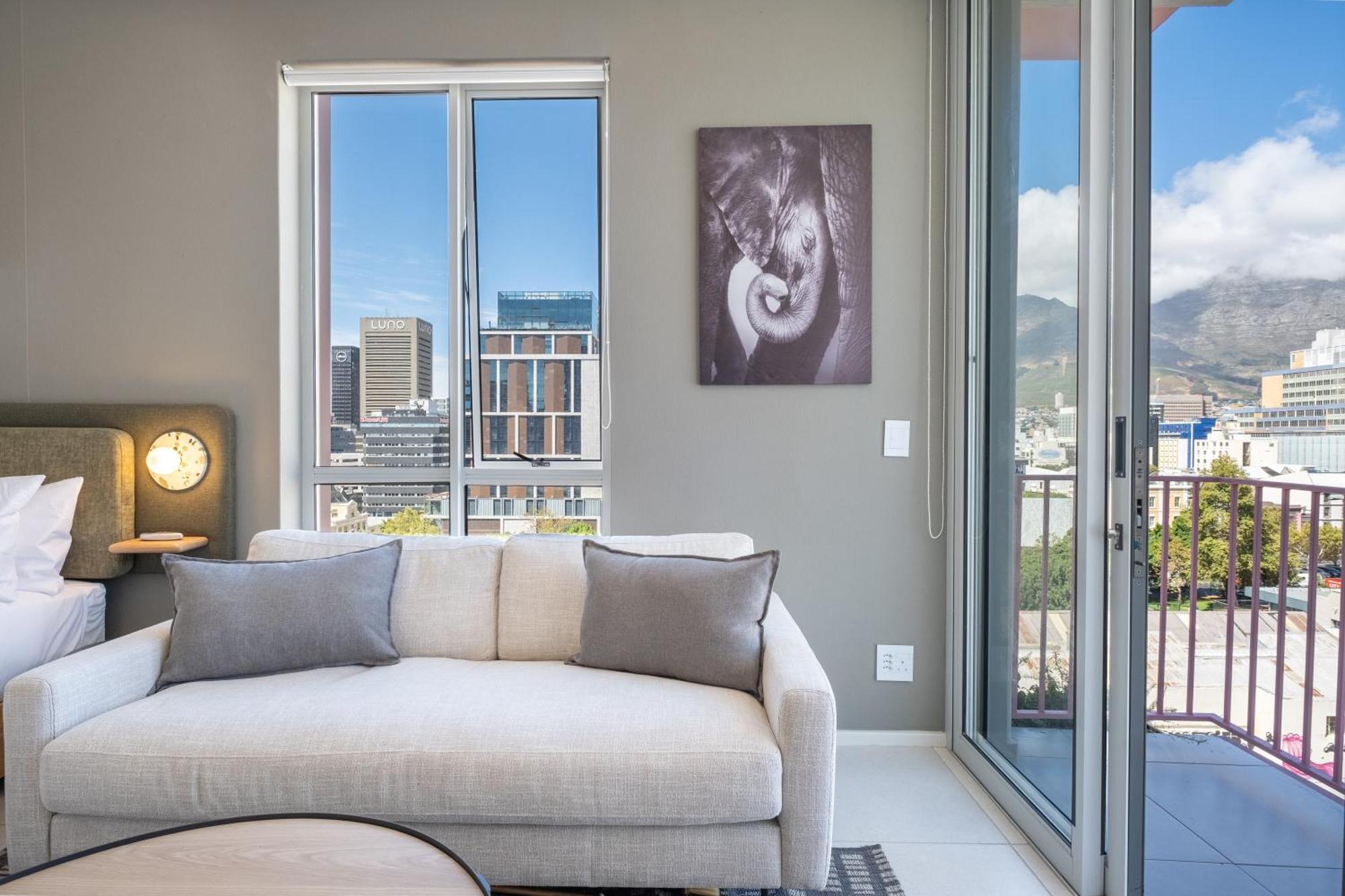 The Rose 605: Centre With Views *